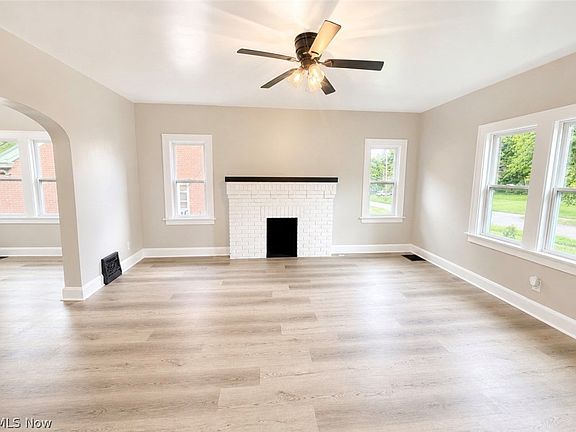 4th image of 154 Roslyn Dr