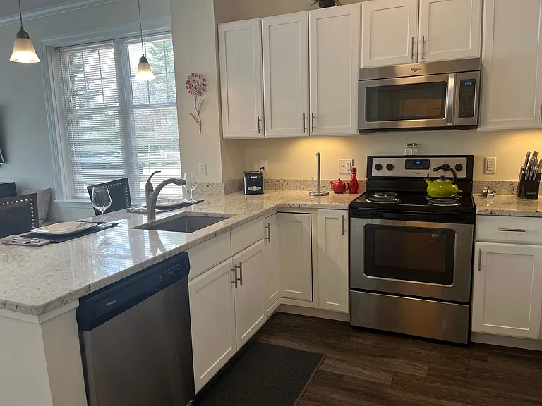 Edgewater Apartments — Photo 30