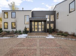 26 Windemere Way, Woodbury, NY 11797