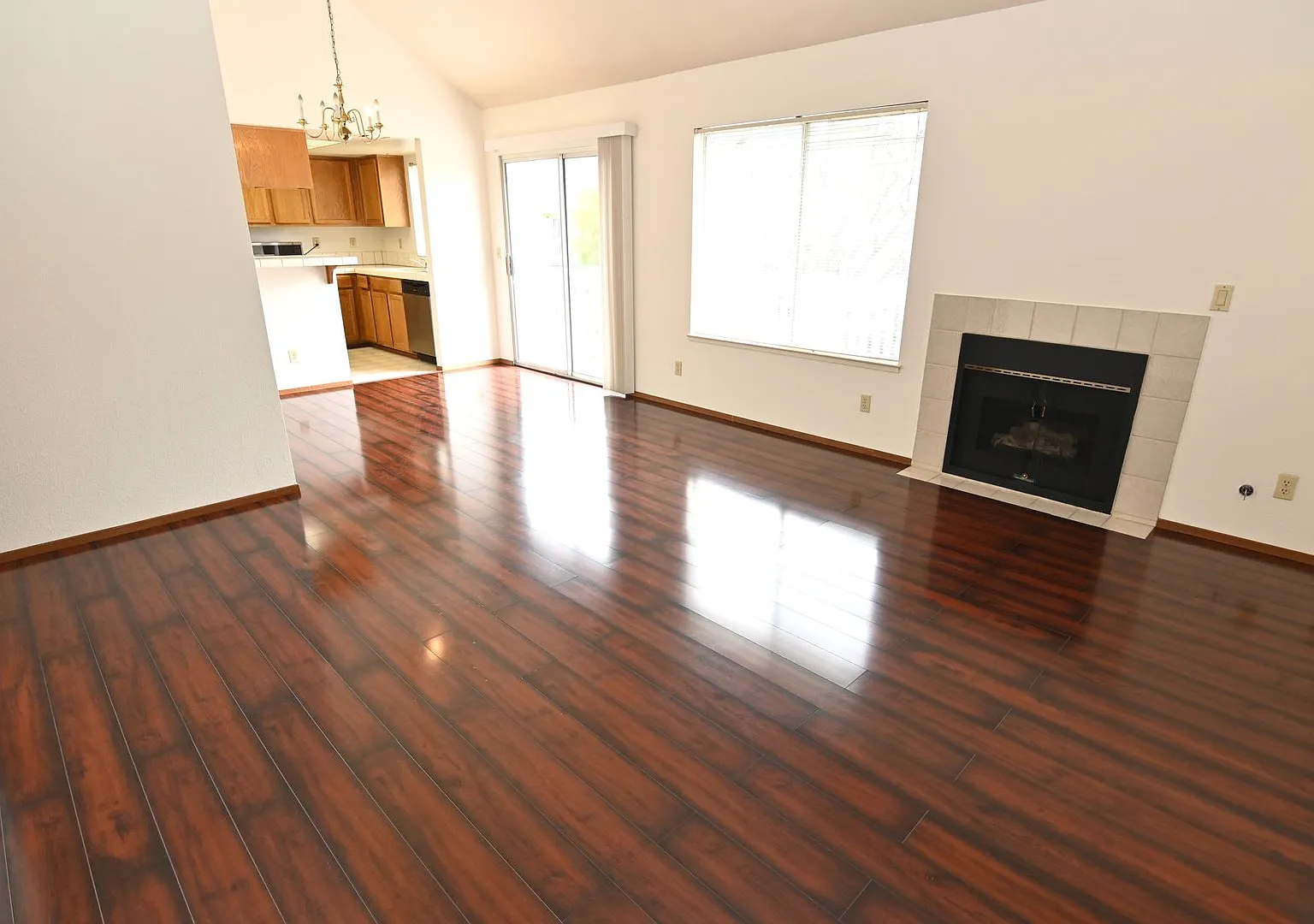2/2 with private balcony w/ AC & Complex Pool - 1032 Summerplace Dr, San Jose — Photo 2