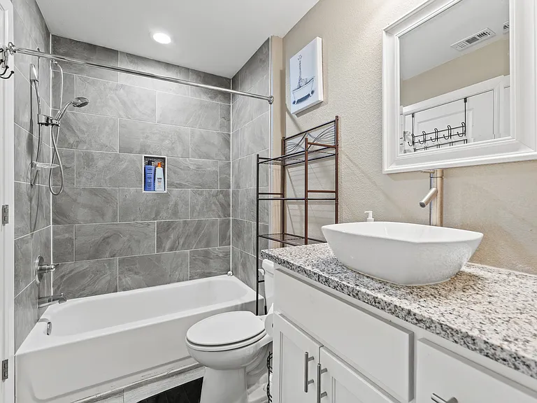 806 N Throckmorton St — Photo 4