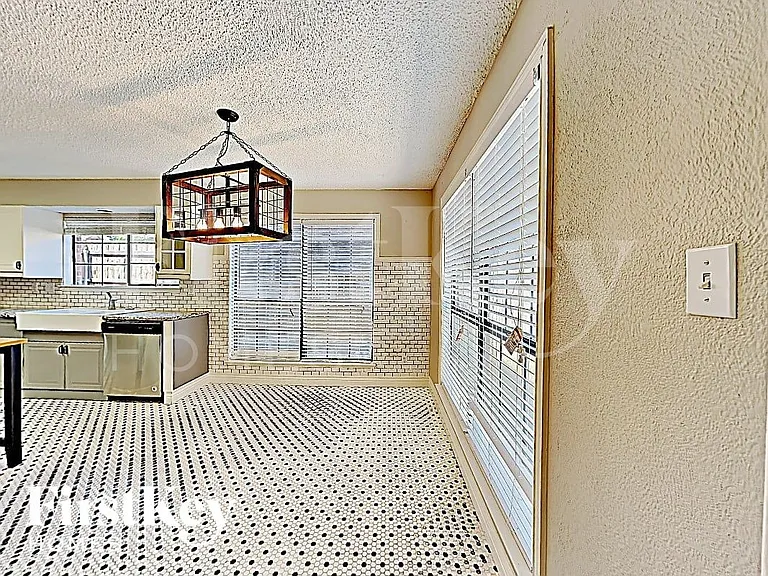 4338 Walsh Ln — Photo 5