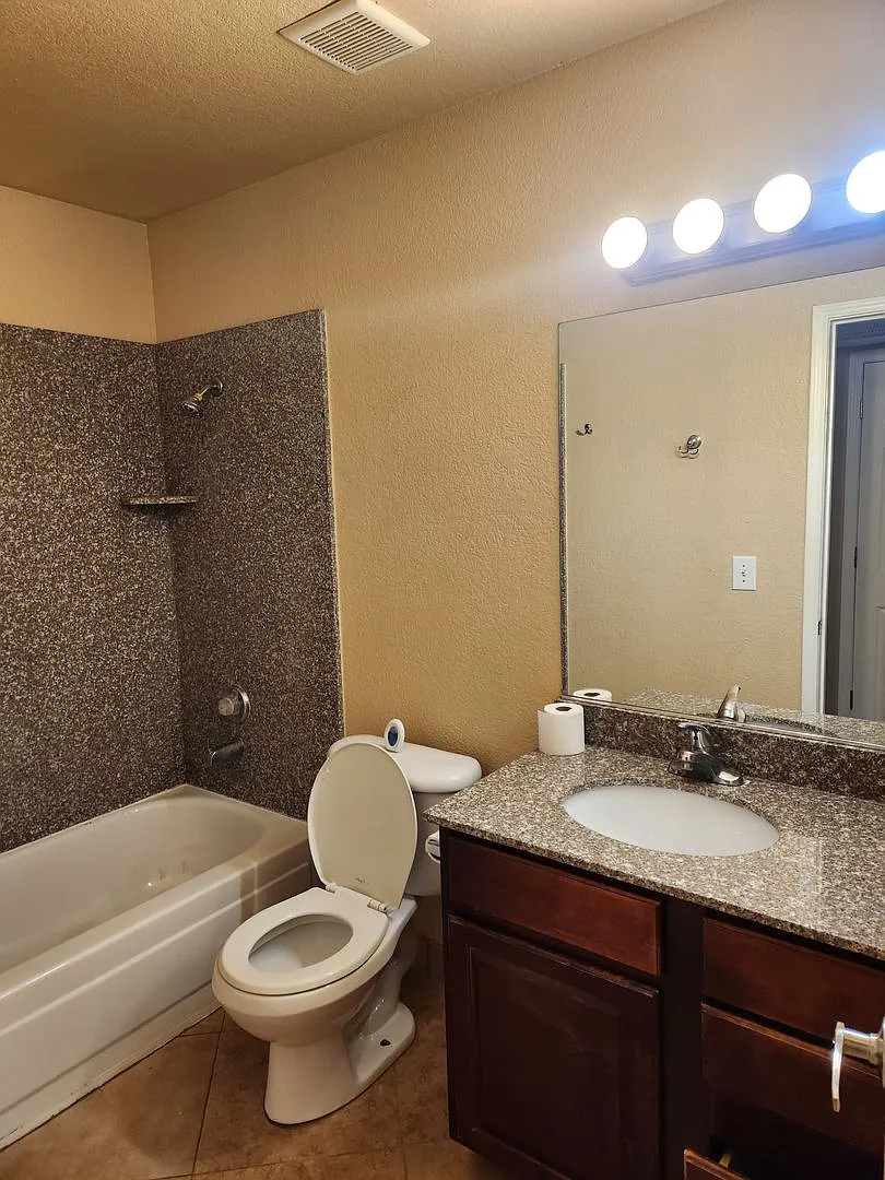 Welcome to this second floor condo in a gated community! — Photo 2