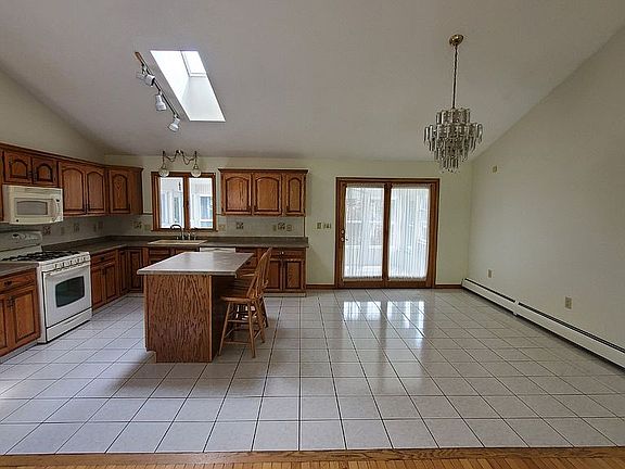 5th image of 284 Borden Ave