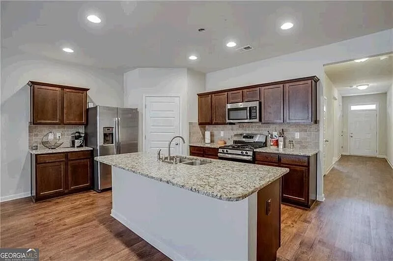 4 bed, 2.0 bath, 1819 sqft, $2,200 — Photo 3