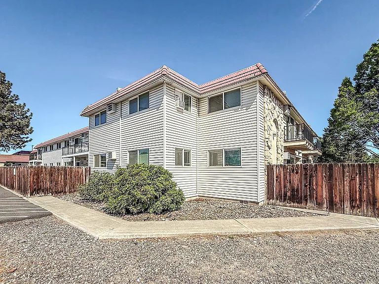 Casa Grande Apartments — Photo 9