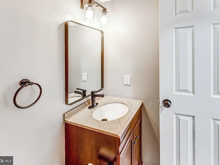 3234 Foothill St — Photo 8