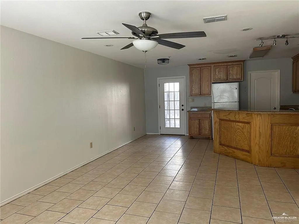 Building Photo - 1304 W Kiwi Ave #2