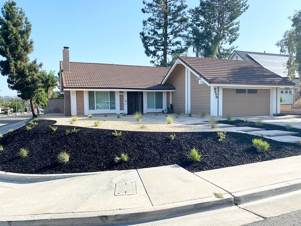 6009 E La Paz Cir