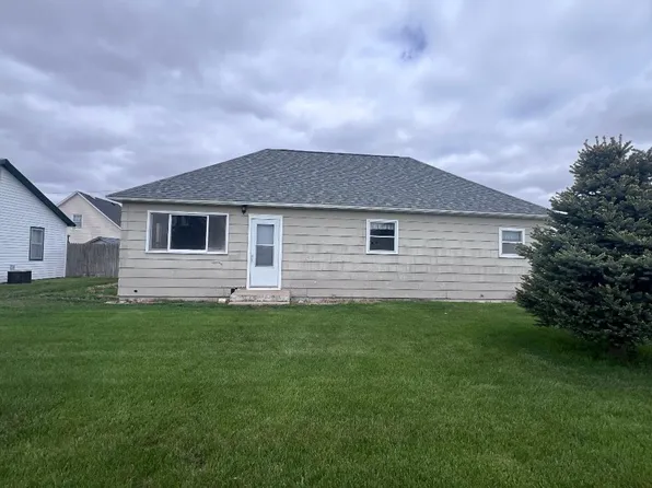 802 E 8th St, Cozad, NE 69130