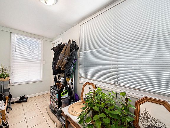 4th image of 16 Vandenberg Pl SE