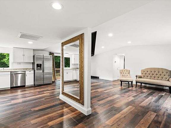 4th image of 210 Marengo Ct