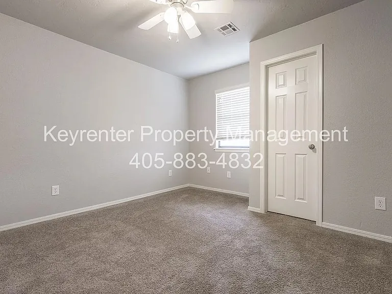 9016-9020 N Rockwell Dr — Photo 16