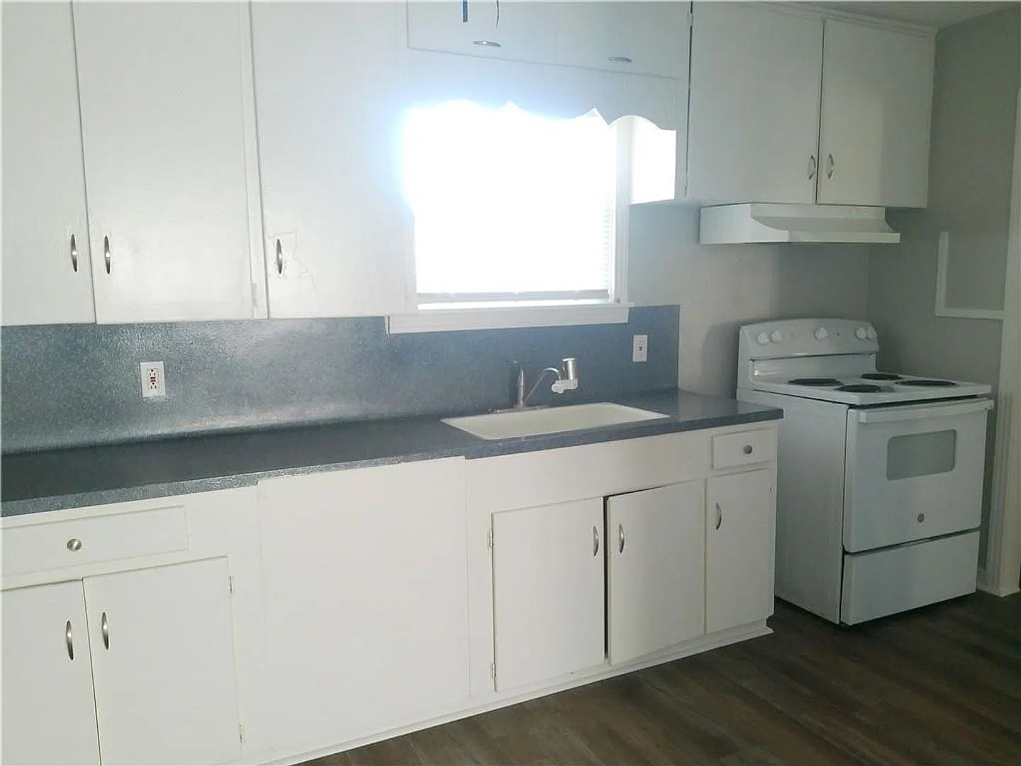 3921 Chestnut A - 2/Bed 1/Bath - $1350/month — Photo 2