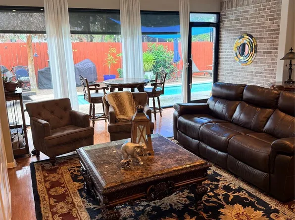 1607 S Primavera Dr, Pearland, TX 77581