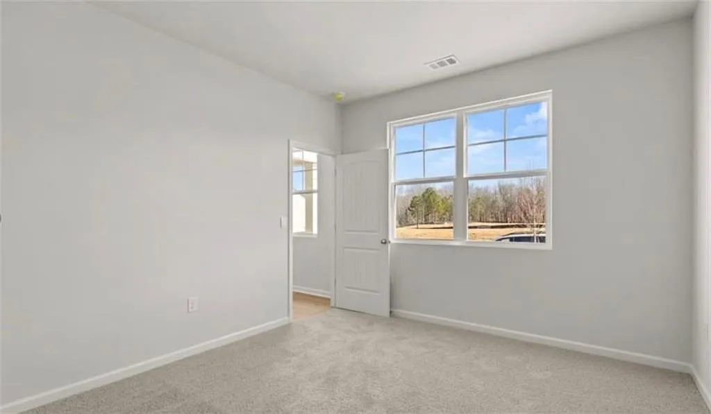 5 bed, 3.0 bath, 2758 sqft, $2,500 — Photo 2