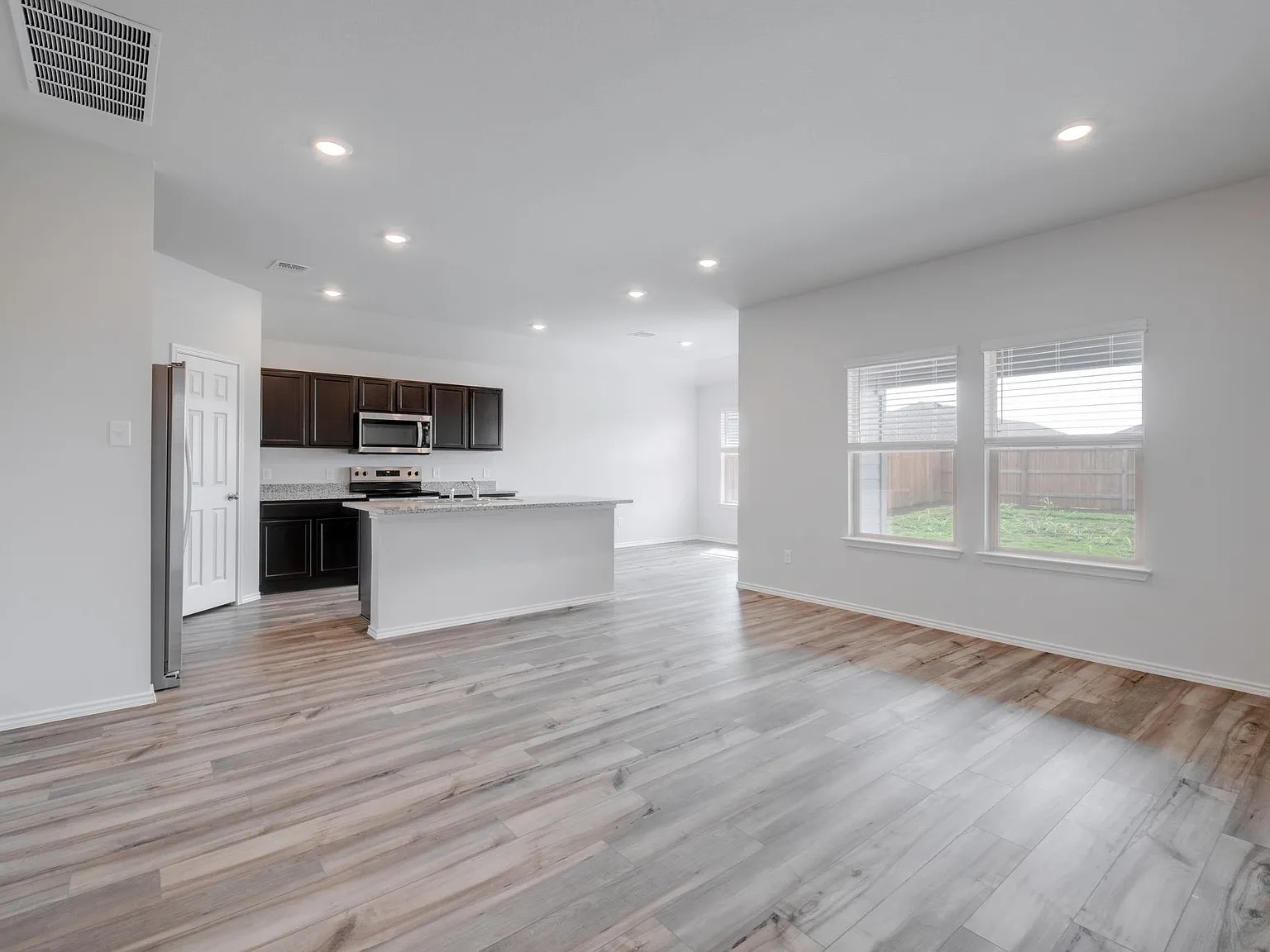 4 bed, 2.0 bath, 1665 sqft, $1,950 — Photo 3