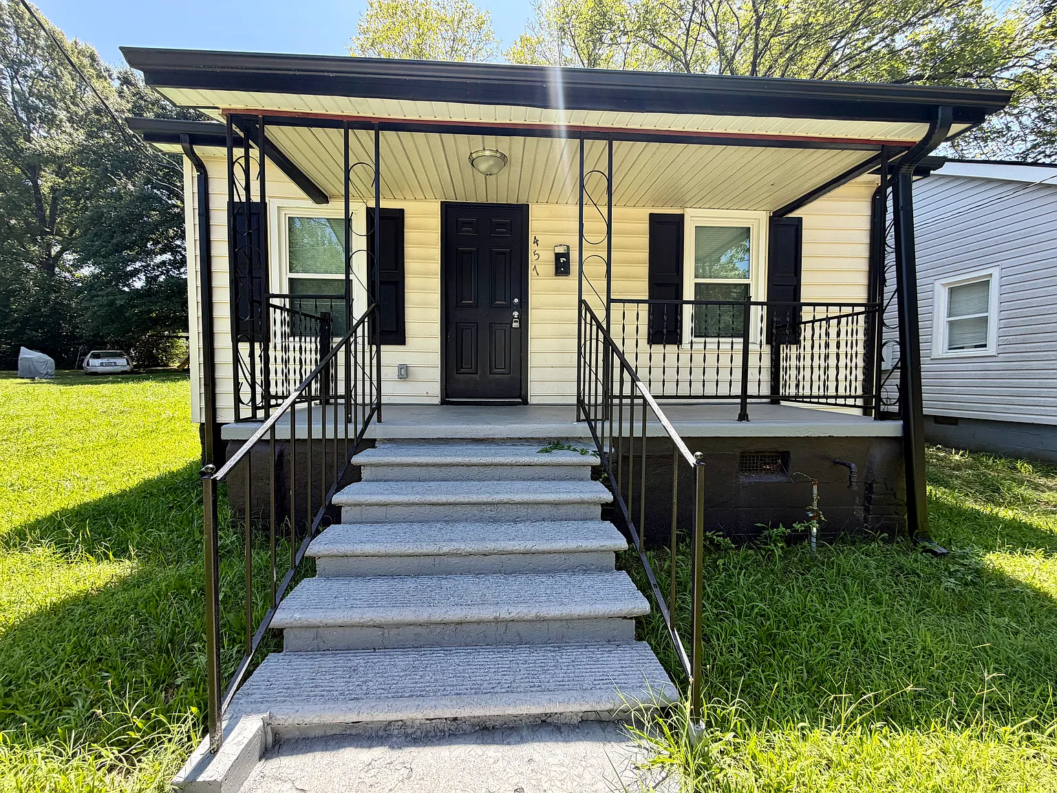 3 bed, 824 sqft, $1,649 — Photo 2