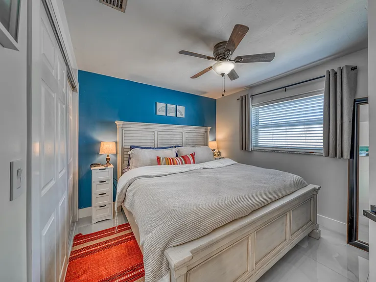 SE 1st Pl — Photo 24