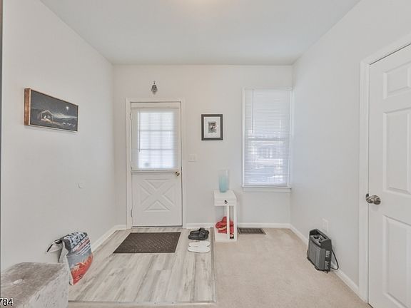 5th image of 389 Grant St