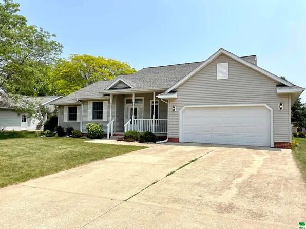 909 Leona Cir, Storm Lake, IA 50588