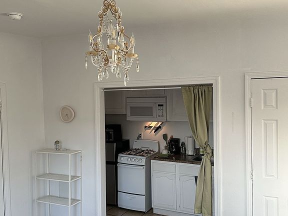 5th image of 707 N Ridgewood Pl APT 211