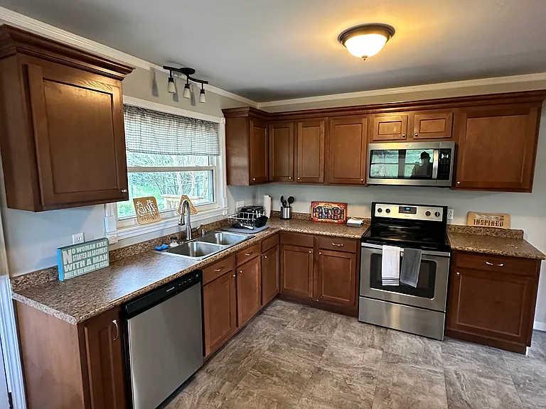 420 Hialeah Dr — Photo 3