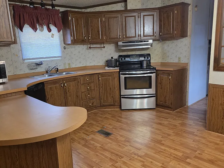 144 Matthews St #13 — Photo 8