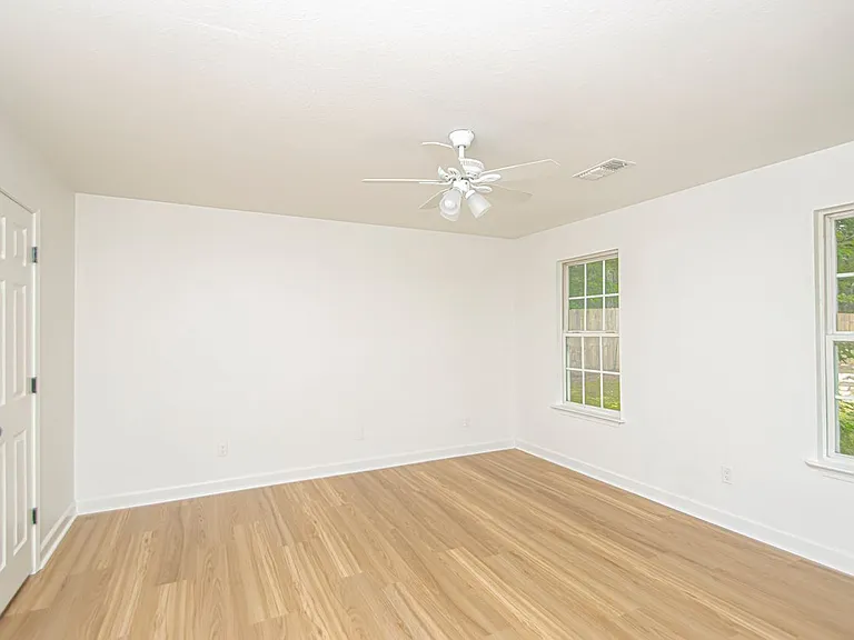 315 Autumn Dr — Photo 11