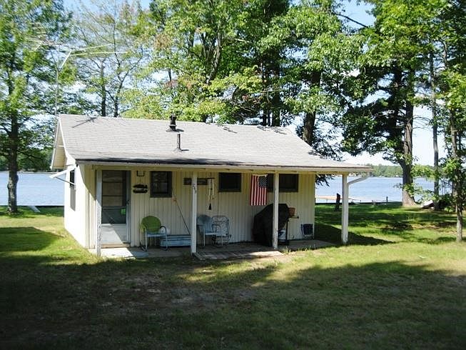1st image of 749 Lake Dr NE