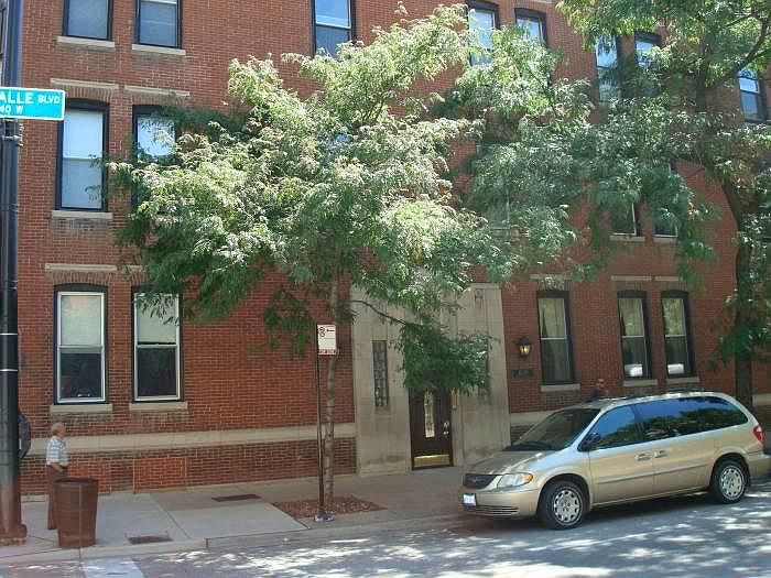 1st image of 1039 N La Salle Dr APT 2