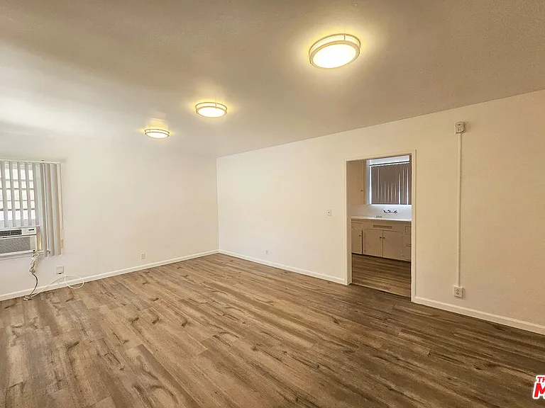 1341 N Keystone St — Photo 5