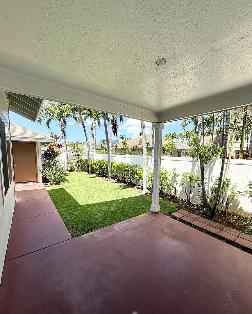 Ocean Pointe - 4 bedroom 3 bath single family house w/enclosed yard — Photo 2