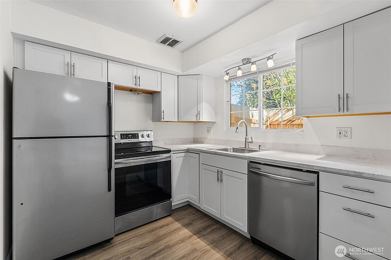 3rd image of 3333 Redwood Avenue