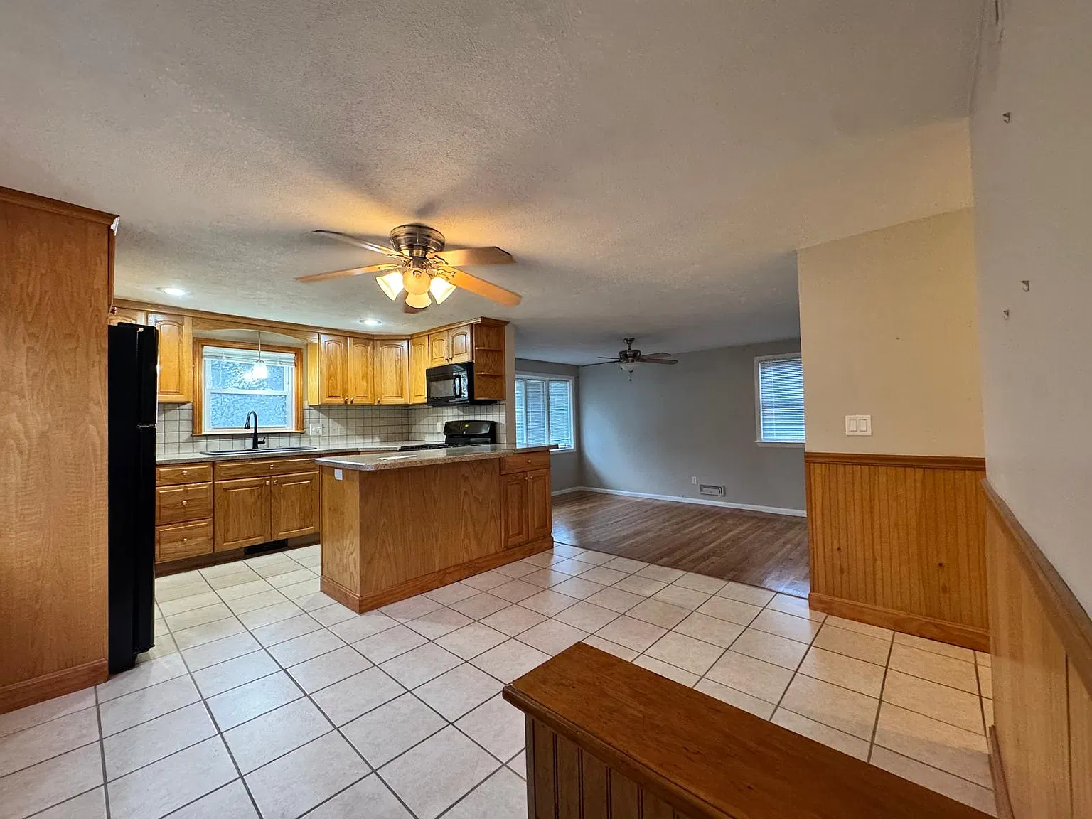 3 bed, 1600 sqft, $3,300 — Photo 2
