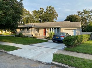 1424 Manor Ct, Merrick, NY 11566