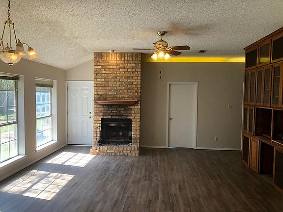 5th image of 303 Whiffletree Dr