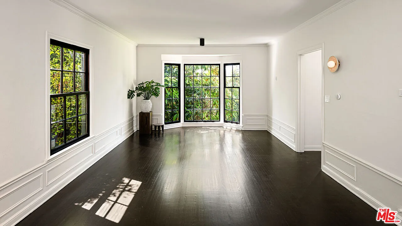 2 bed, 2.0 bath, 1250 sqft, $5,500 — Photo 2