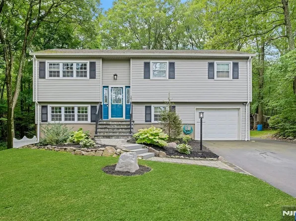 107 Mountain Cir, West Milford, NJ 07480