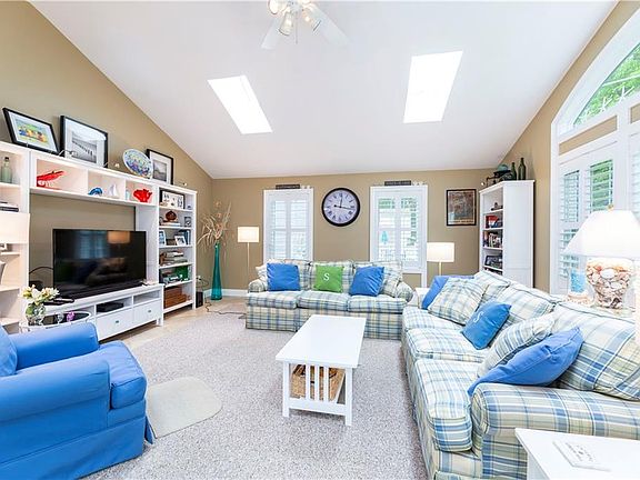 5th image of 28 Neptune Dr W