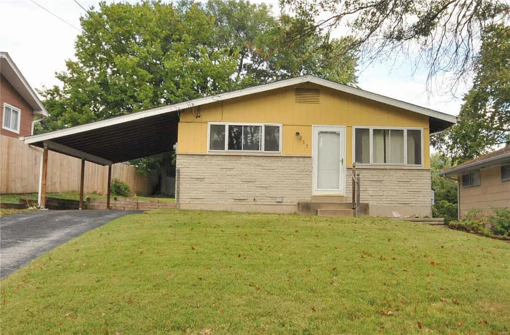 237 Becker Dr photo 1