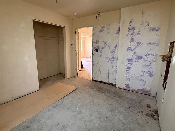 3rd image of 105 E Kern Ave