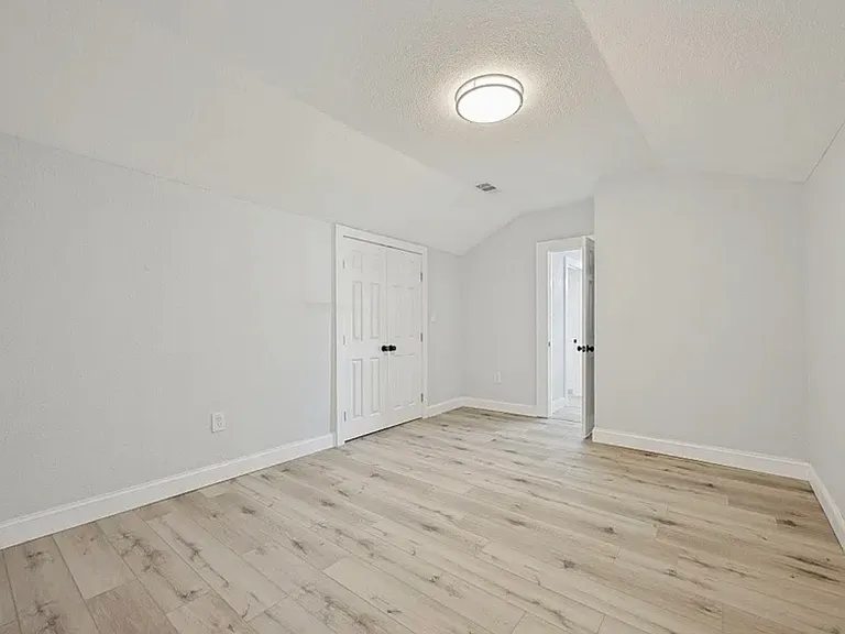 1023 Oak Dr — Photo 8