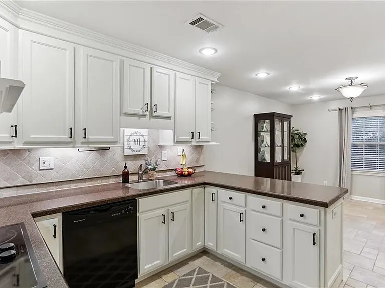 1601 Executive Park Ln NE — Photo 8