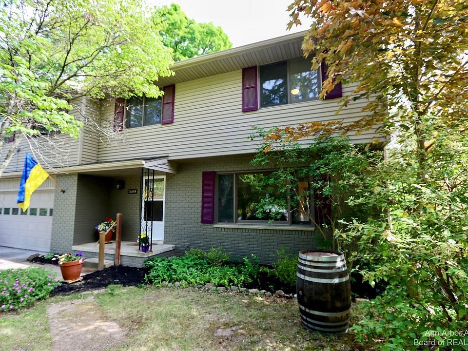 1st image of 2689 Valley Dr