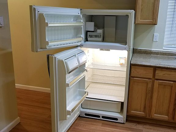Refrigerator with ice maker