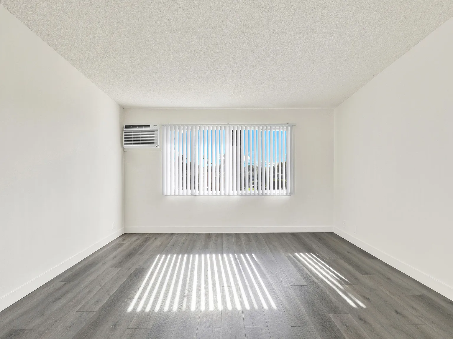 Serrano Apartments — Photo 2