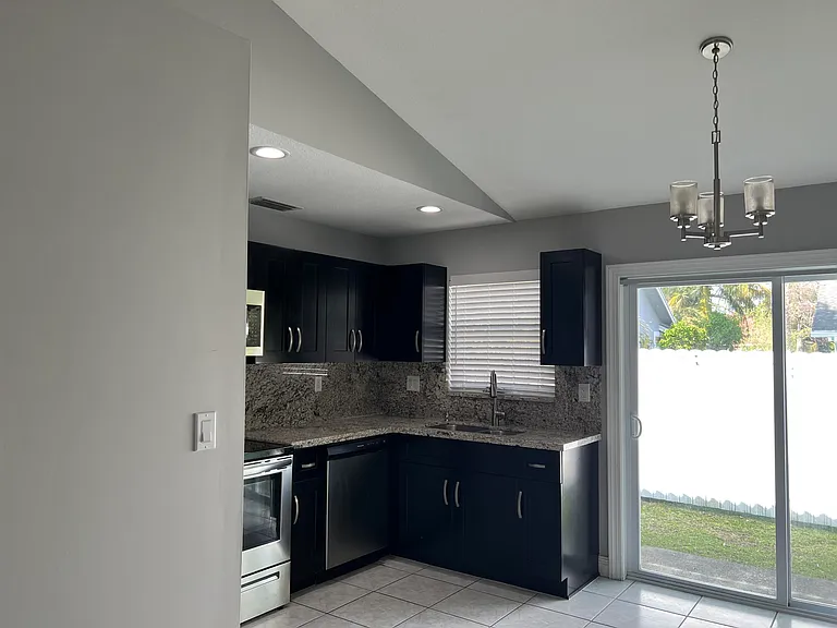 13671 Yarmouth Ct — Photo 8