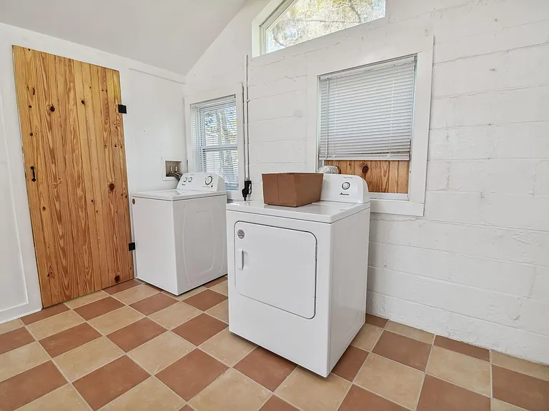 208 Union St — Photo 31
