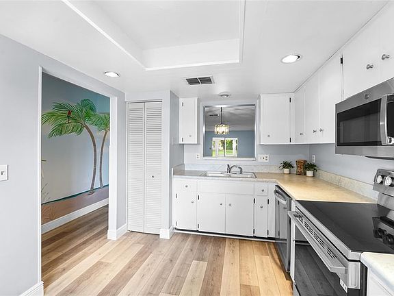 5th image of 3351 STONEHAVEN COURT W #C
